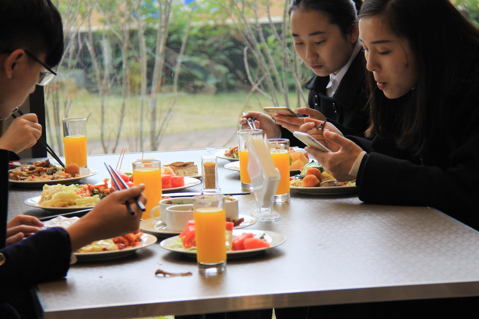 远大住工集团自助餐在蓝湾博格酒店C栋自助餐厅用餐